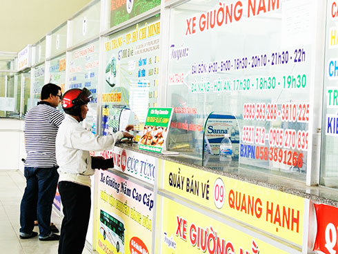 Hành khách mua vé tại Bến xe phía Nam Nha Trang.