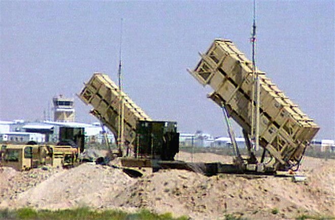 Hệ thống tên lửa Patriot được quân đội Mỹ triển khai tại căn cứ không quân Sheikh al-Jaber ở Kuwait. (Ảnh: AFP/TTXVN)