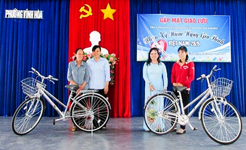 Phụ nữ phường Vĩnh Hòa trao phương tiện sinh kế cho phụ nữ nghèo.