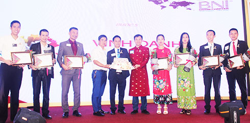 Đại diện BNI Khánh Hòa trao chứng nhận, kỷ niệm chương  cho các thành viên có nhiều đóng góp.