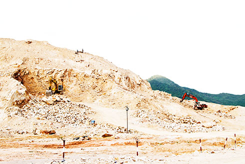 Hoạt động tận thu đất, đá trong dự án: Còn nhiều bất cập