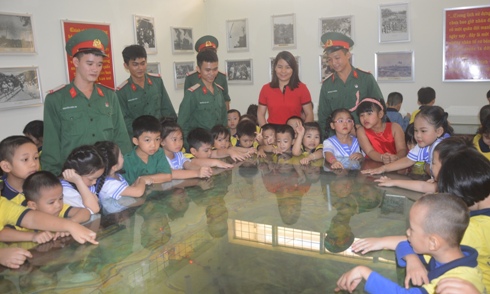 Bộ Chỉ huy Quân sự tỉnh Khánh Hòa đón gần 2.000 học sinh đến thăm