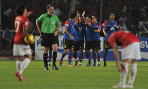 Malaysia (áo xanh) thắng dễ Indonesia 3-0 tại chung kết lượt đi.
