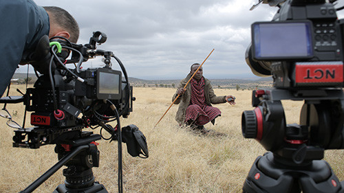 Đoàn phim thực hiện những cảnh quay tại châu Phi. (Ảnh do đoàn làm phim cung cấp)