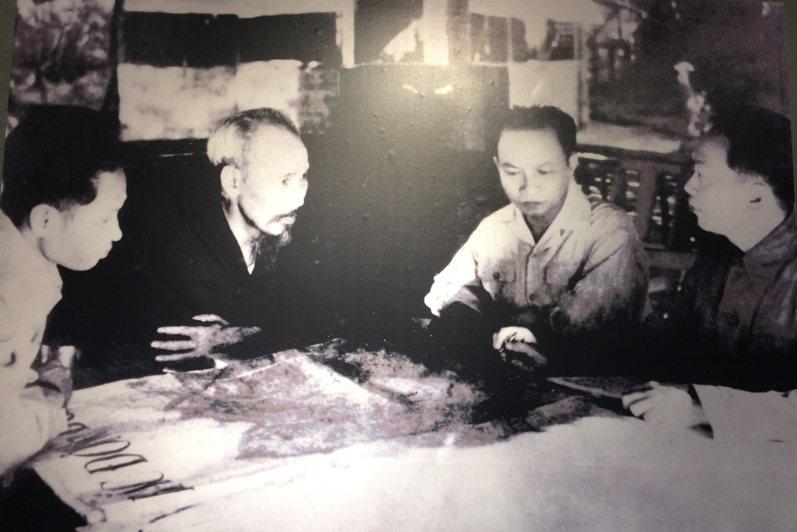 Chủ tịch Hồ Chí Minh và Đại tướng Võ Nguyên Giáp cùng Bộ Chính trị quyết định mở chiến dịch Điện Biên Phủ, tháng 12/1953, tại Thái Nguyên)