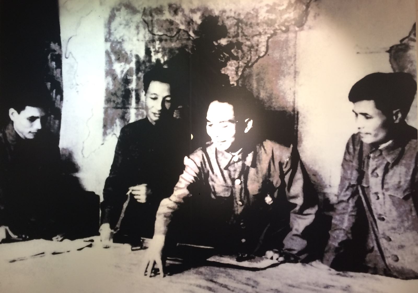 Họp bàn kế hoạch tiêu diệt tập đoàn cứ điểm Điện Biên Phủ đầu tháng 1/1954 (từ trái sang gồm các đồng chí: Thiếu tướng Văn Tiến Dũng, Trần Đăng Ninh, Đại tướng Võ Nguyên Giáp, Nguyễn Chí Thanh)