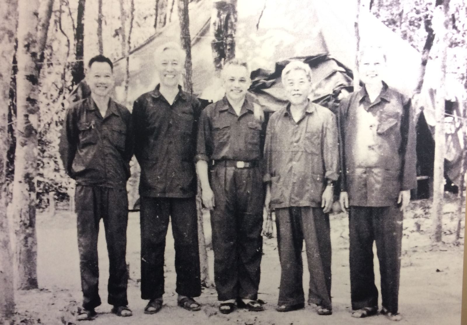 Bộ chỉ huy chiến dịch Hồ Chí Minh (Từ trái sang: Thượng tướng Trần Văn Trà, Lê Đức Thọ, Đại tướng Văn Tiến Dũng, Trung tướng Đinh Đức Thiện, Phạm Hùng)
