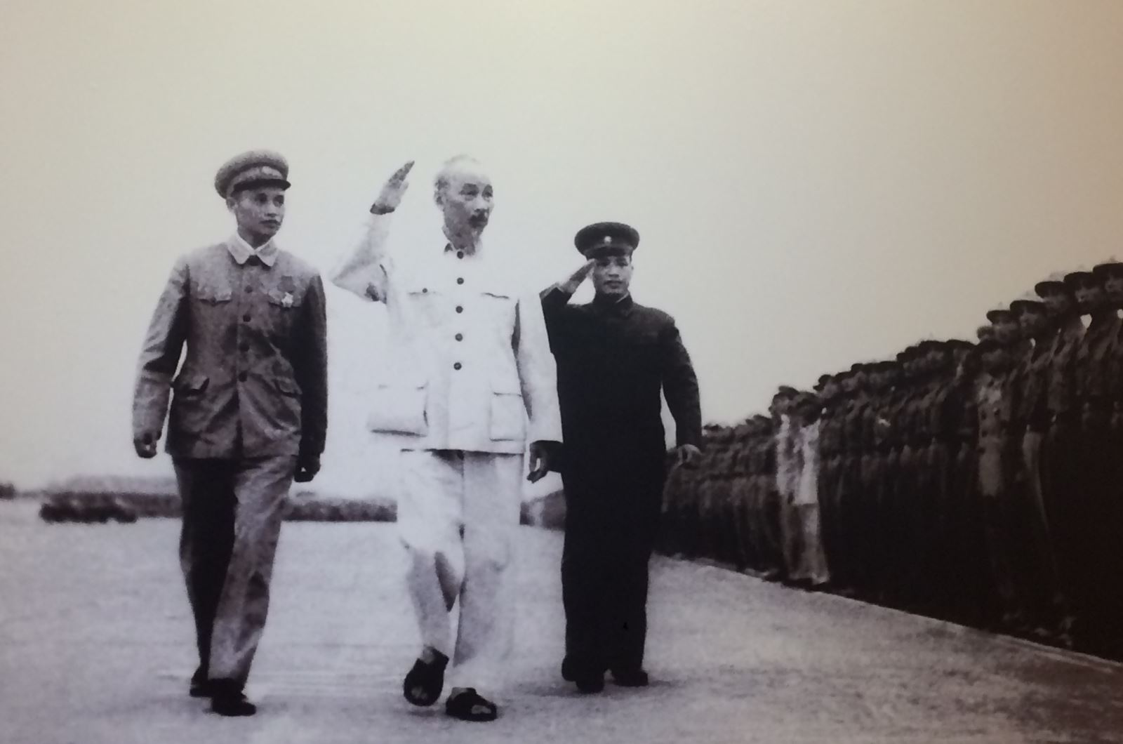 Thượng tướng Văn Tiến Dũng- Tổng tham mưu trưởng QĐND Việt Nam và Thiếu tướng Lê Trọng Tấn - Phó tổng tham mưu trưởng QĐND Việt Nam tháp tùng Chủ tịch Hồ Chí Minh đến thăm Trường Sĩ quan Lục Quân Việt Nam, năm 1961