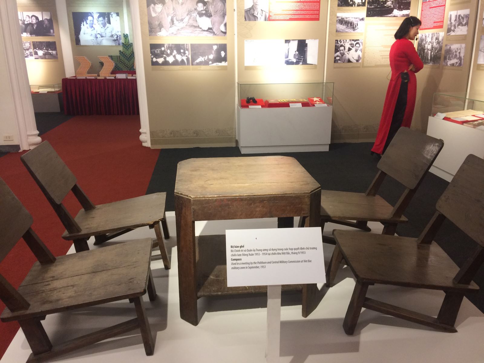 Bộ bàn ghế của Bộ Chính trị và Quân ủy Trung ương sử dụng trong cuộc họp quyết định chủ trương chiến lược Đông Xuân 1953 - 1954 tại chiến khu Việt Bắc, tháng 9/1953. 