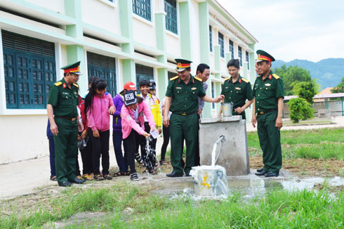 Niềm vui của học sinh xã Khánh Hiệp ngày khánh thành giếng khoan do bộ đội đào giúp tại trường