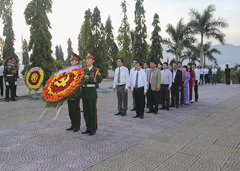 Đoàn đại biểu Ban Chấp hành Đảng bộ tỉnh do đồng chí Lê Thanh Quang dẫn đầu.