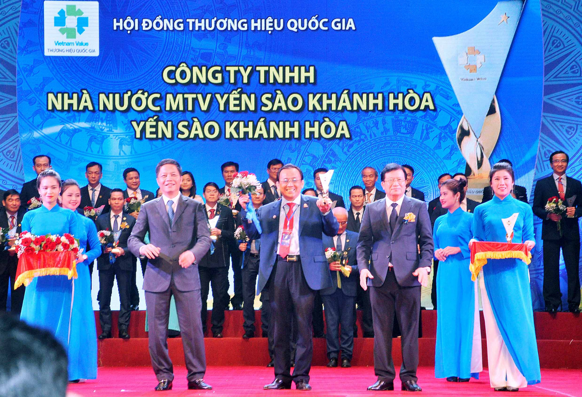 Ông Lê Hữu Hoàng – Chủ tịch Hội đồng thành viên Công ty TNHH Nhà nước Một thành viên Yến sào Khánh Hoà nhận biểu trưng Thương hiệu Quốc gia 2018