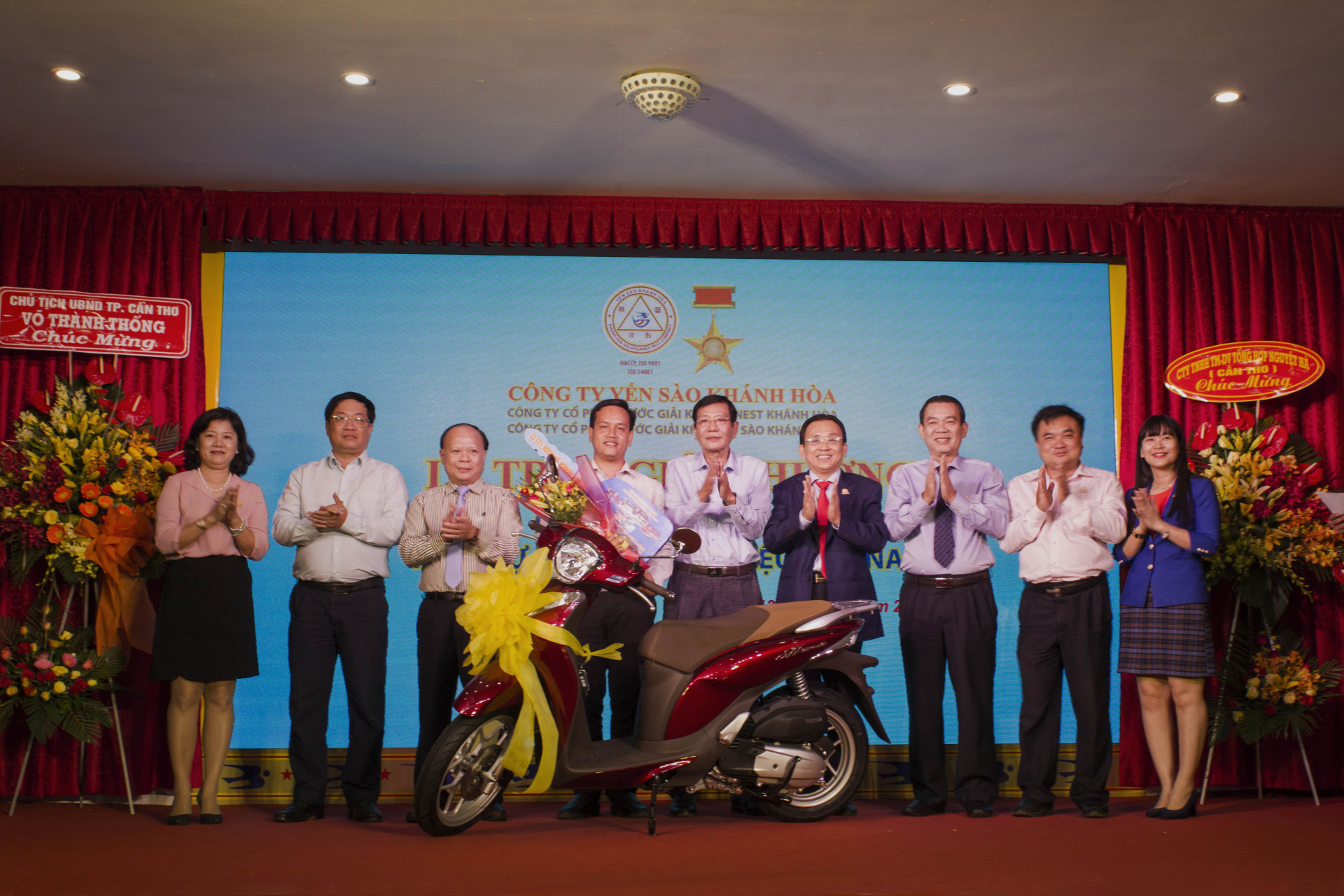 Lãnh đạo Công ty TNHH Nhà nước Một thành viên Yến sào Khánh Hoà trao giải cho khách hàng trúng xe Honda SH Mode