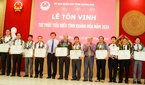 Vinh danh các trí thức tiêu biểu.