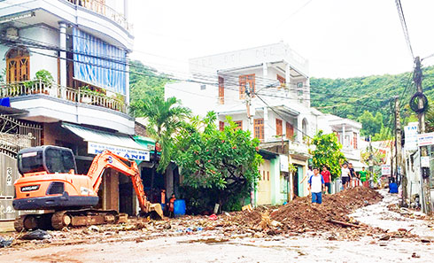 Hoàn tất việc thu dọn đất, đá sạt lở do mưa, lũ