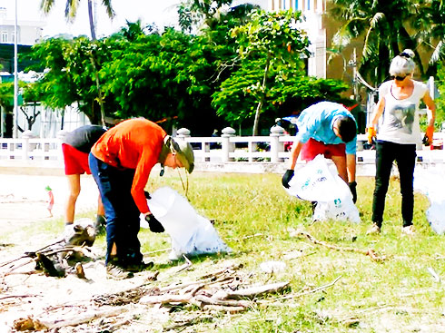 Du khách nước ngoài nhặt rác trên bãi biển Ba Làng
