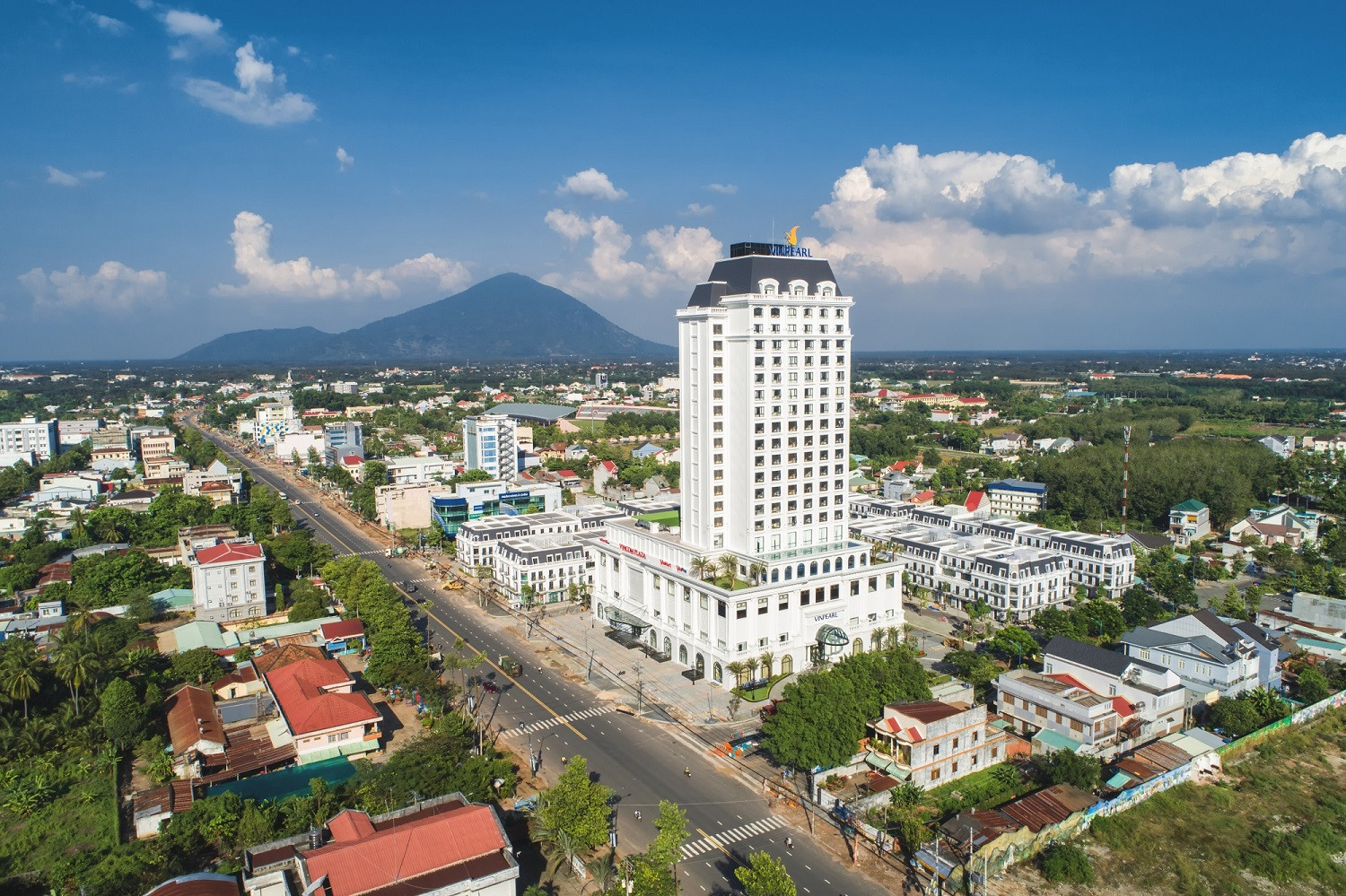 Toàn cảnh Vinpearl Hotel Tây Ninh nhìn từ trên cao, nổi bật, trở thành điểm sáng của thành phố