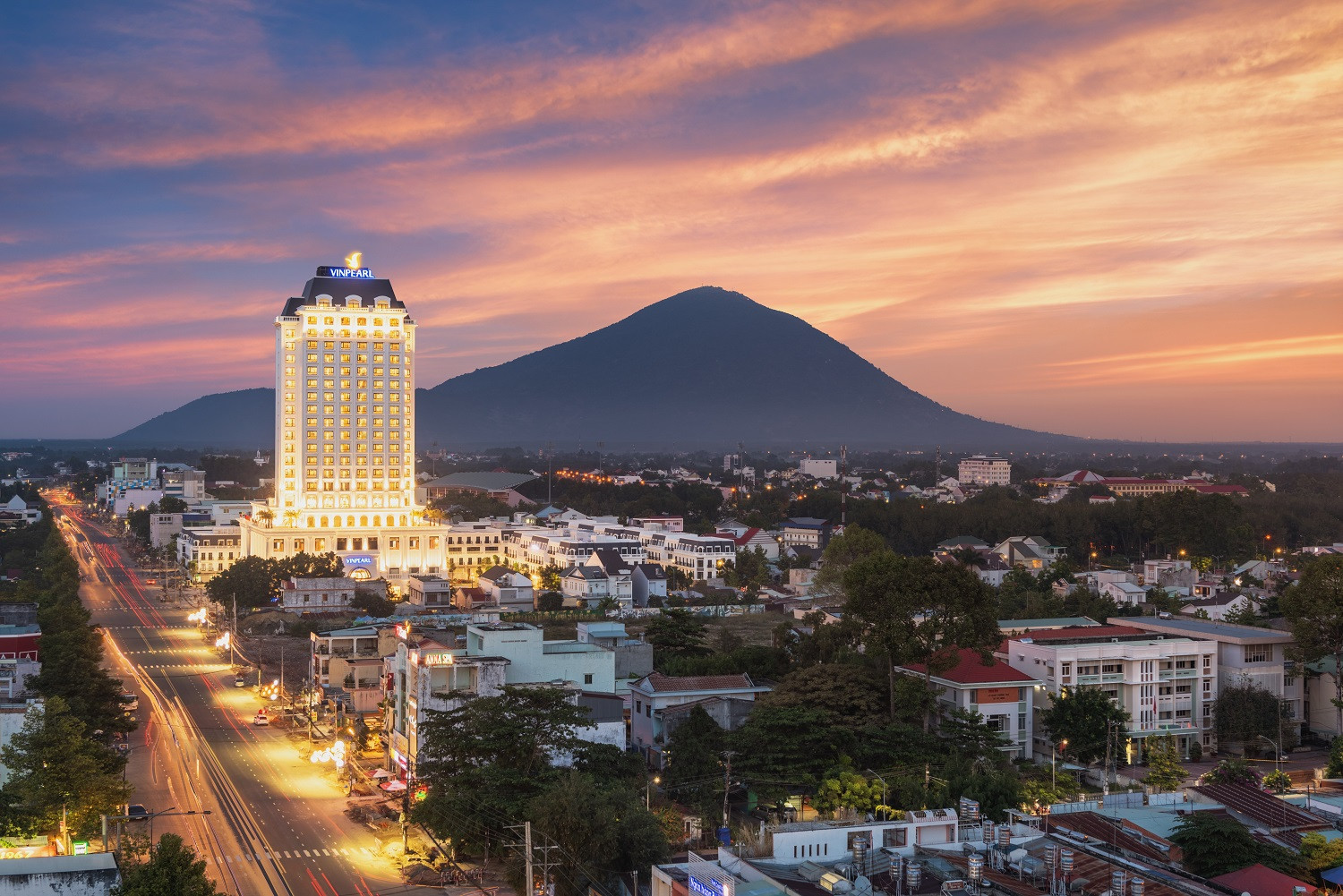 Tòa tháp Vinpearl Hotel Tây Ninh cao 21 xác lập tầng cao kỷ lục cho thành phố biên giới, tự hào trở thành một điểm dừng chân lý tưởng của du khách