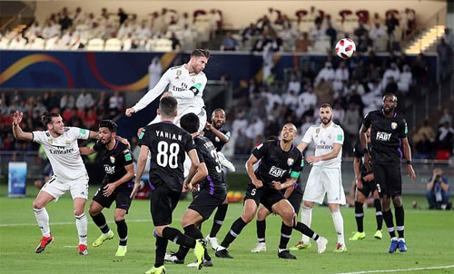 Hàng thủ Al Ain bất lực trước cú đánh đầu của Ramos.