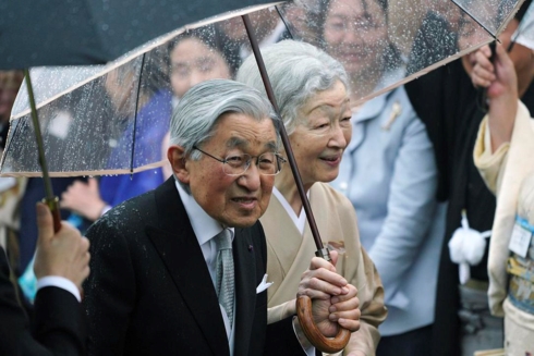Nhật Hoàng Akihito (trái) và Hoàng hậu Michiko. Ảnh: AP.