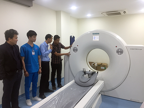 Các khách hàng thăm quan máy CT 16 lát cắt