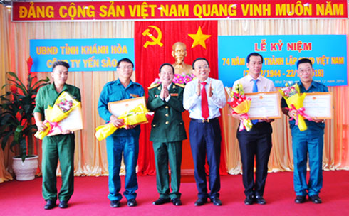 Lãnh đạo công ty trao thưởng cho tập thể và cá nhân xuất sắc.