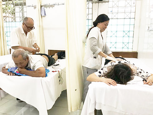 Người dân khám, chữa bệnh bằng phương pháp y học cổ truyền tại Hội Đông y thành phố.