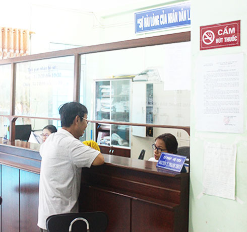 Người dân đến liên hệ công tác tại UBND phường Vạn Thạnh luôn được nhắc nhở, hướng dẫn về nội quy “Cấm hút thuốc lá”.   