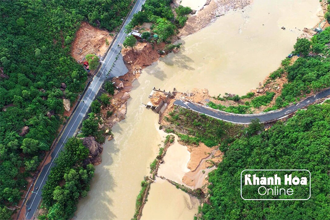 Cơn bão số 9 vừa qua đã làm sập cầu Nước Ngọt (thôn Bình Lập, xã Cam Lập) 