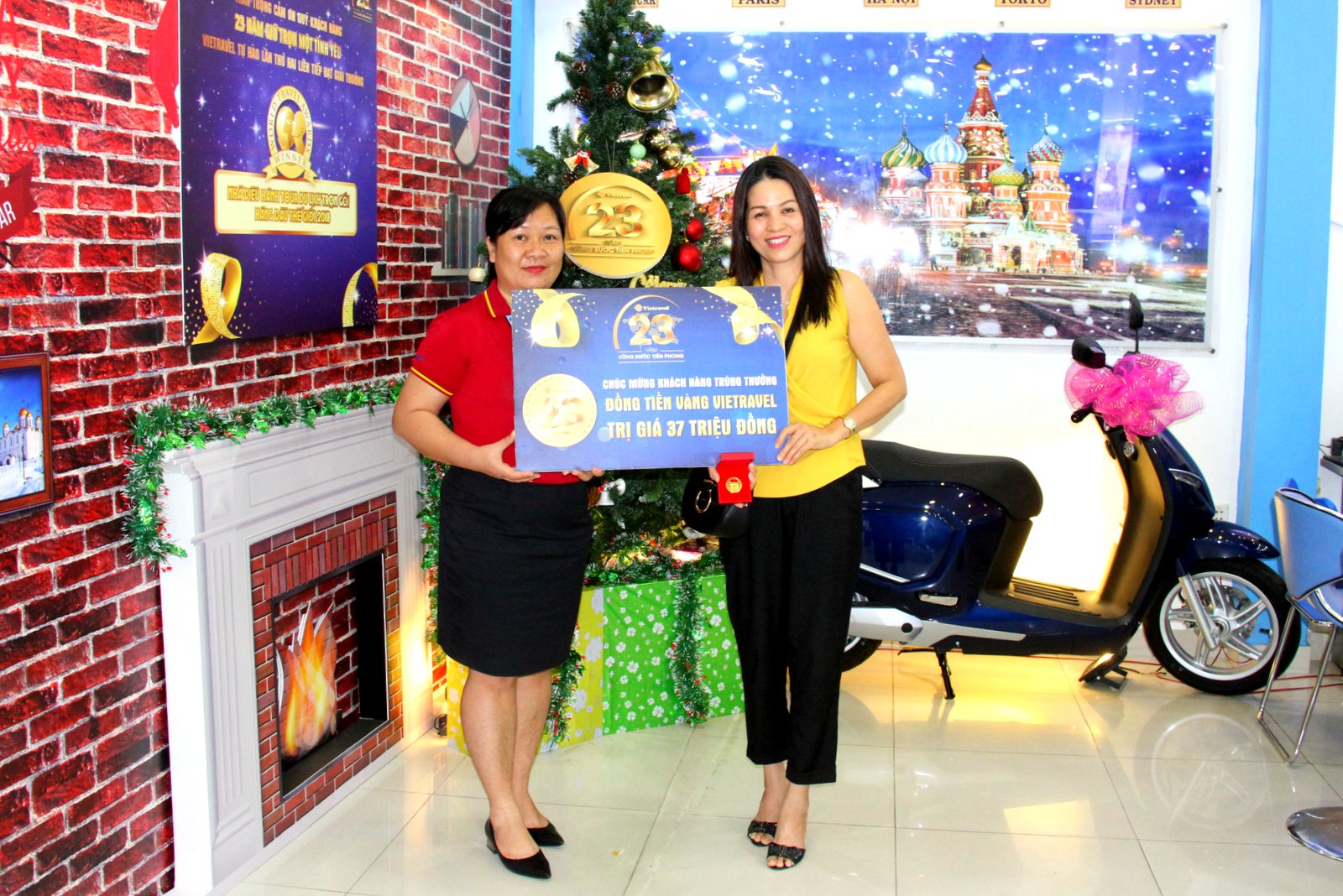Lãnh đạo Vietravel chi nhánh Nha Trang trao Đồng tiền vàng Vietravel cho chị Nguyễn Thị Phi Yến