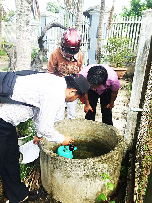 Cán bộ y tế kiểm tra bể chứa nước tại xã Diên Xuân.