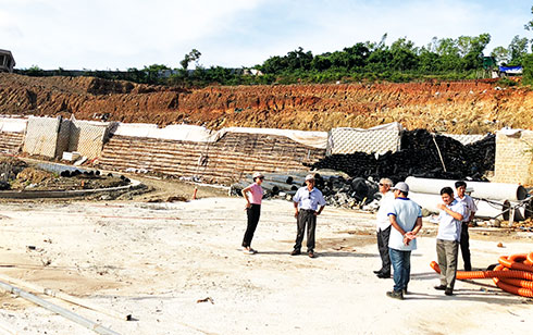 Đoàn của Sở Xây dựng và Phòng Quản lý đô thị TP. Nha Trang kiểm tra hiện trạng bức tường chắn tại dự án Marina Hill.  