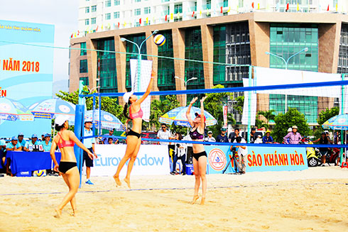 Các vận động viên thi đấu môn bóng chuyền bãi biển Đại hội thể thao toàn quốc lần 8 tại Nha Trang.  