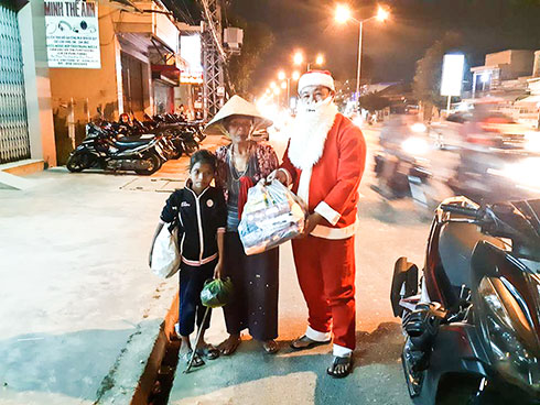 Nhóm Haly Hely tặng quà Giáng sinh cho người nghèo.