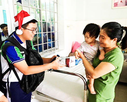 Các em học sinh trao tặng quà cho các bệnh nhi.