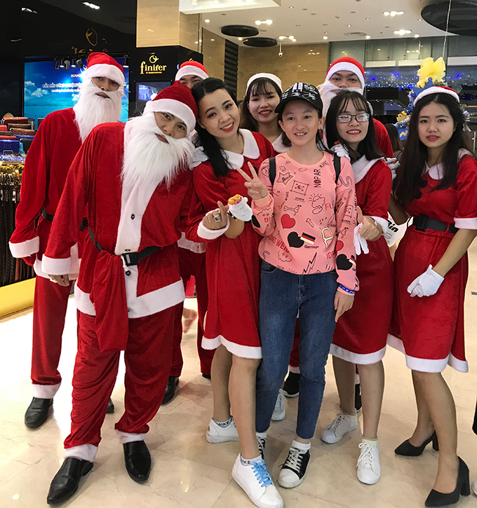 People in Nha Trang spend a happy Christmas Eve 