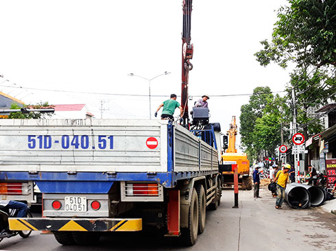 Thi công đường ống cấp nước sạch tại khu vực Vĩnh Thạnh.