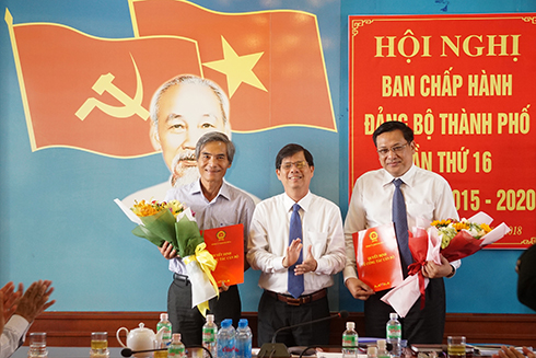Ông Nguyễn Tấn Tuân - Phó Bí thư Thường trực Tỉnh ủy, Chủ tịch HĐND tỉnh tặng hoa chúc mừng ông Nguyễn Hữu Thọ (bìa phải) và ông Trần An Khánh (bìa trái)