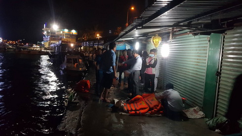 Lật tàu du lịch cao tốc trên vịnh Nha Trang, 3 người thương vong