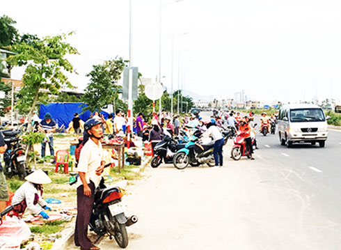 Chợ tự phát trên đường Võ Nguyên Giáp: Nguy hiểm tiềm ẩn