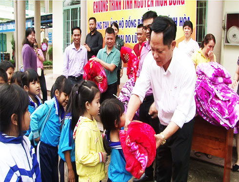 Tặng 2.000 chiếc mền cho người dân Khánh Sơn