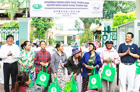 Trao tiền và quà cho 300 hộ bị thiệt hại do mưa lũ