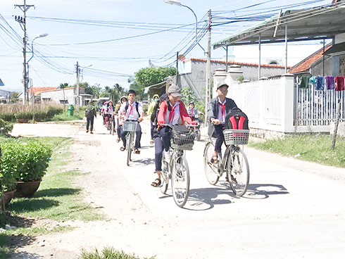 Học sinh phường Ninh Giang, thị xã Ninh Hòa trên đường đi học về.