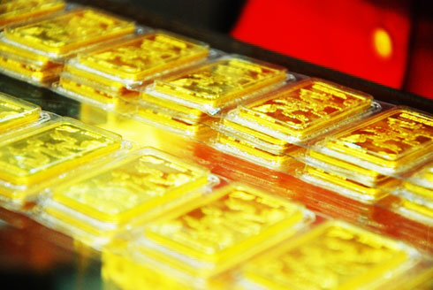  Giá vàng trong nước tiếp tục giảm trong khi vàng thế giới tăng
