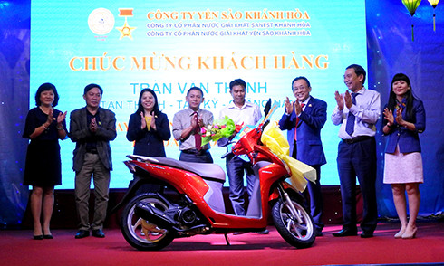 Lãnh đạo công ty trao thưởng cho khách hàng trúng xe Honda Vison