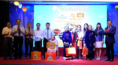 Ban tổ chức tặng quà cho mẹ Việt Nam anh hùng