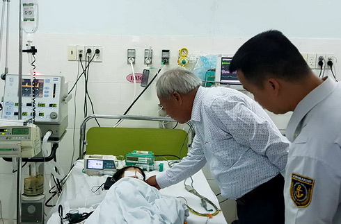Ông Đào Công Thiên tới bệnh viện thăm bé Liu Zhirui.