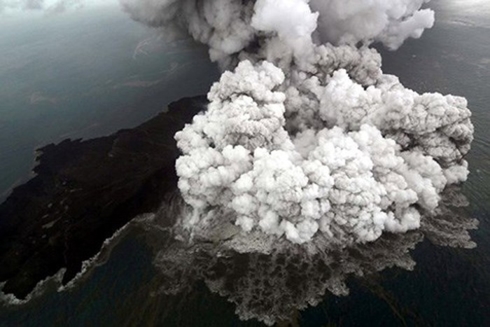Núi lửa Anak Krakatoa phun tro bụi khổng lồ. Ảnh: Reuters.