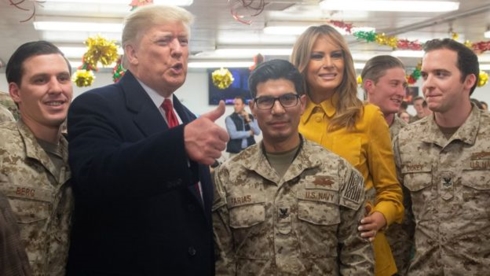 Tổng thống Trump và Đệ nhất phu nhân Melania bất bất ngờ thăm các binh sỹ Mỹ tại Iraq. Ảnh: BBC