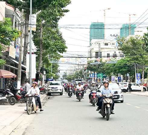 Các phương tiện lưu thông trên đường Yersin.